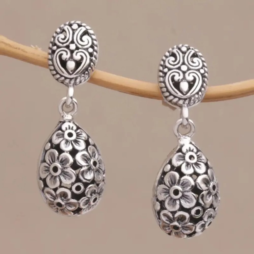 BEAUTIFUL Vintage Inspired Romantic Floral Teardrop Silver Drop Dangle Earrings